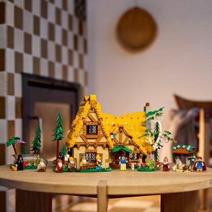 LEGO Huisje van Sneeuwwitje en de zeven dwergen 43242 Disney