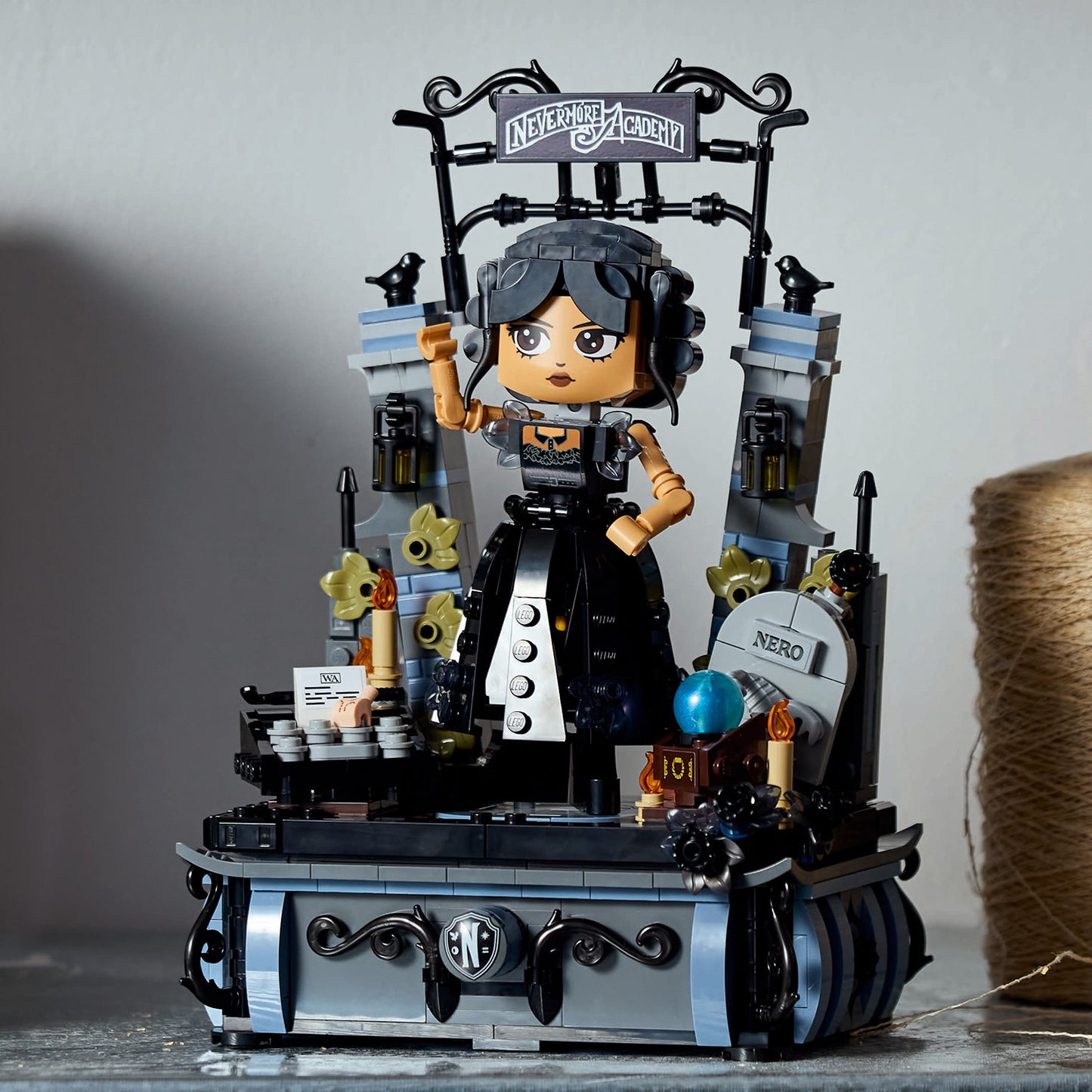 LEGO Wednesday Addams figuur 76780 Wednesday