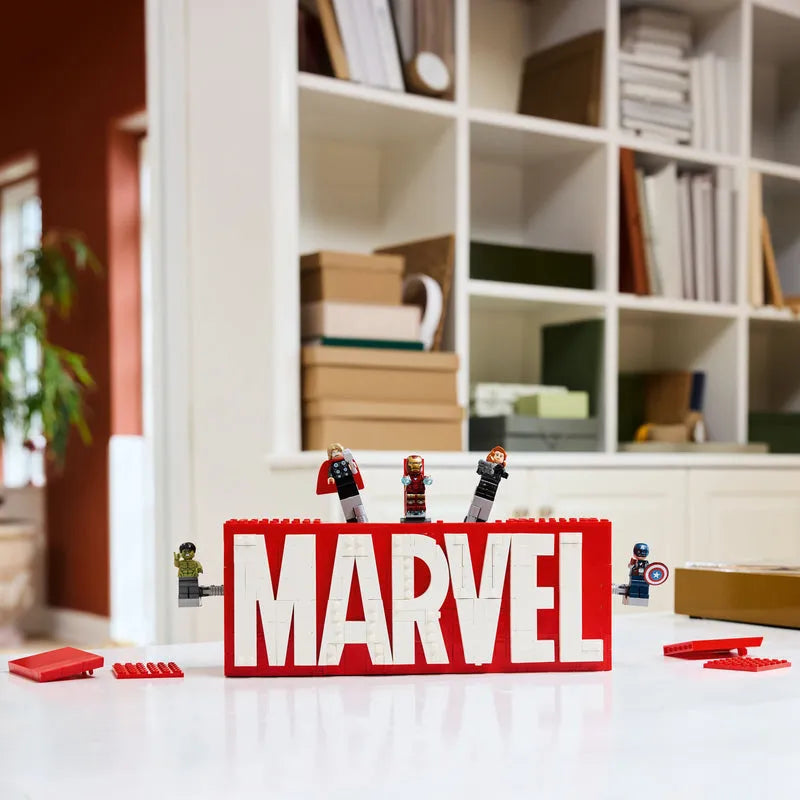 LEGO Marvel Logo und Figuren 76313 Superhelden