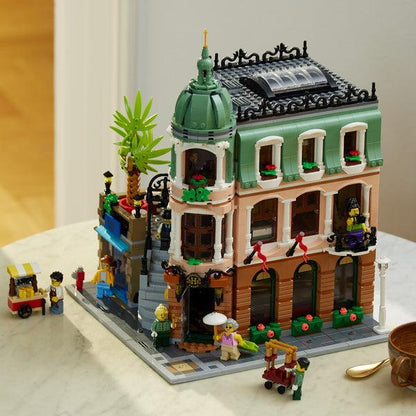 LEGO Boetiekhotel 10297 Creator Expert LEGO ICONS @ 2TTOYS | Official LEGO shop😊🥰 LEGO €. 224.99